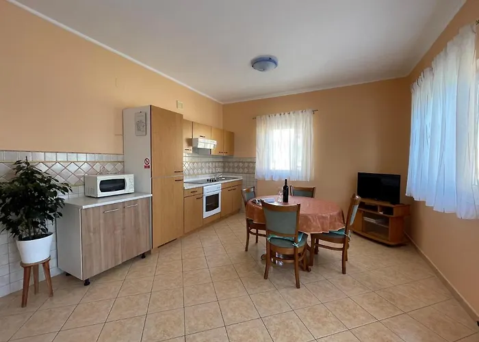 Ruzarija Apartament Rab Town
